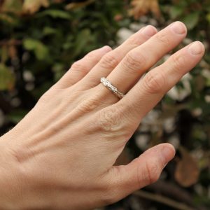 Bague branche de séquoia fine