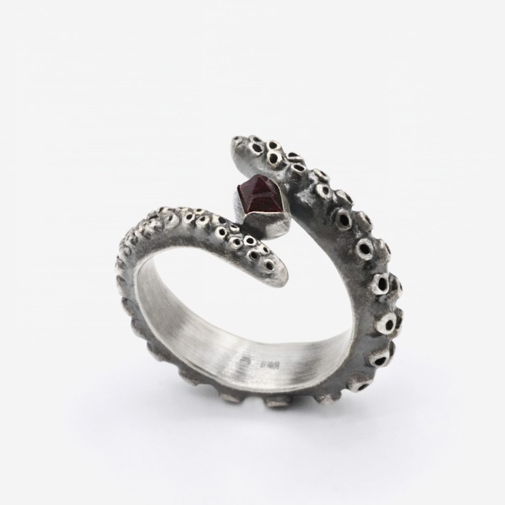 Tentacule de poulpe et spinelle rouge brut, argent 925 recyclé